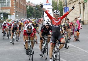 Miskolcon a szlovák Erik Baska (j) ünnepel, miután elsőként ért célba a Central European Tour Nemzetközi Kerékpáros Országúti Körverseny első szakaszának miskolci befutóján a Hősök terén 2014. július 25-én. Mögötte a 2. helyezett szlovén Martin Otonicar, balról a német Florian Bissinger.